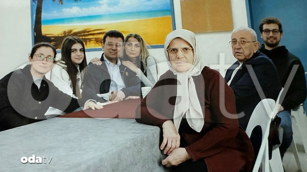 Ekrem İmamoğlu'nun cezaevinde ailesiyle çekilen fotoğrafı paylaşıldı - Resim: 0