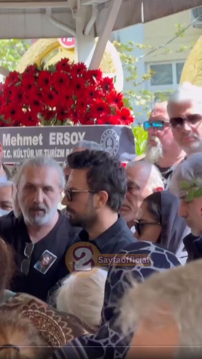 Tarkan mezarlığa ağlayarak götürdü! Annesi Neşe Tevetoğlu'nun cenaze aracına binince... - Resim: 1